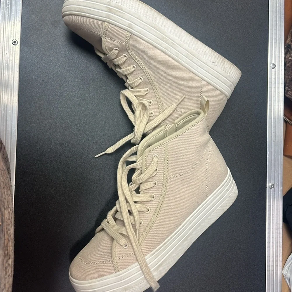 Universal thread women’s cream lace up platform canvas shoes size 9